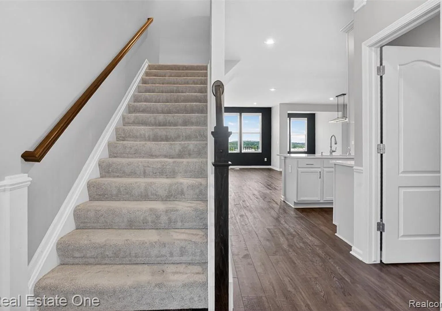 Modern 3-Bedroom Condo in Lake Orion Near I-75 — Photo 2