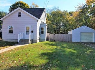 20 Fairview Ave, Islip Terrace, NY 11752