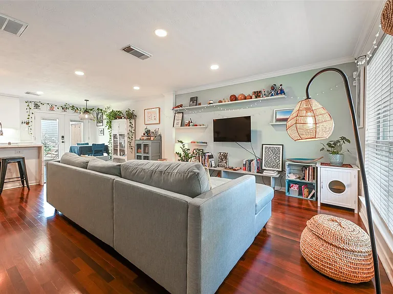 1004 Ruthven St — Photo 2