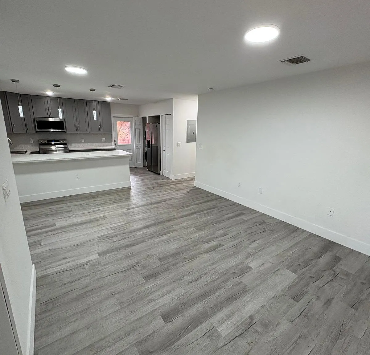 3 bed, 1200 sqft, $3,195 — Photo 2