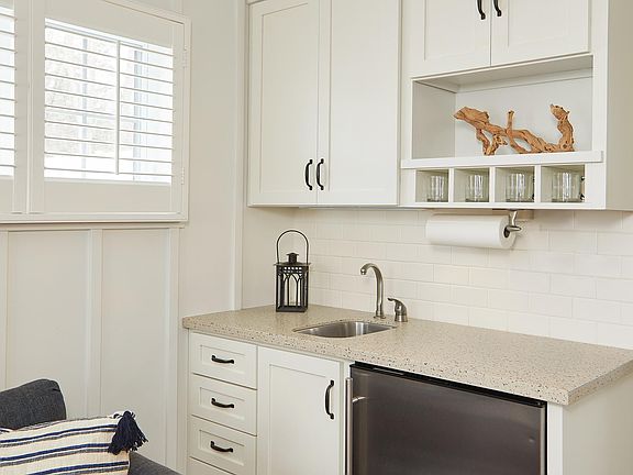 5th image of 2061 Lake St #8