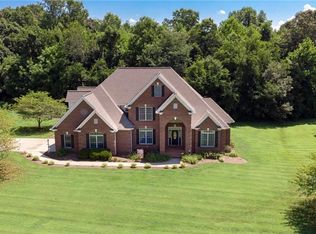 1194 Daisy Ln, Hickory, NC 28602