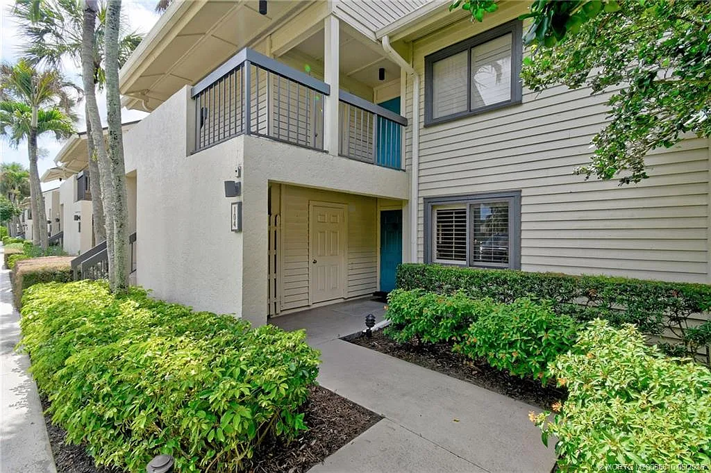 2 bed, 2.0 bath, 1358 sqft, $7,500 — Photo 3