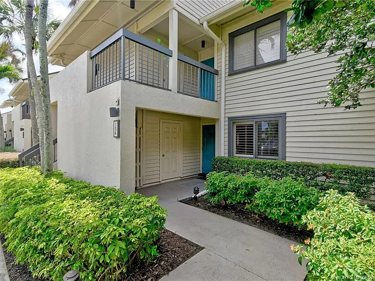 5152 SE Club Way #104 — Photo 3