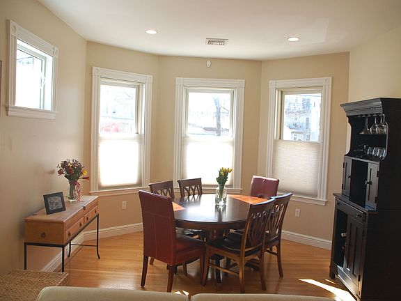 Bright and Open Eat-in Area