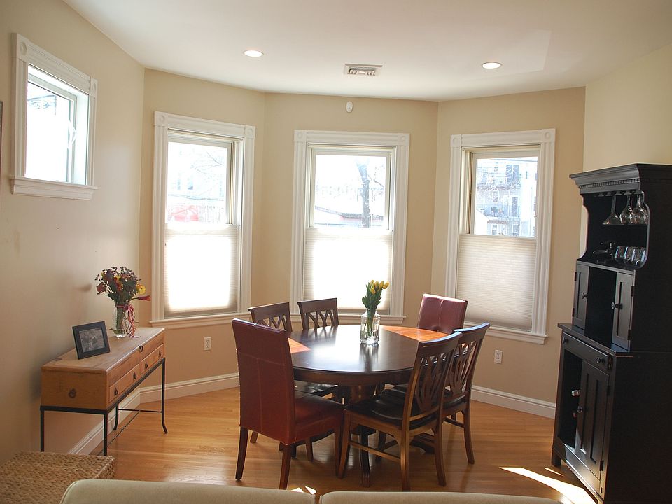 Bright and Open Eat-in Area