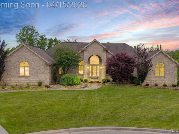 550 Kings Fairway Ct, Grand Blanc, MI 48439