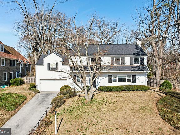 2nd image of 605 Arbutus St