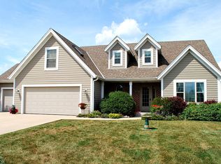 6680 W River Pointe Dr, Franklin, WI 53132