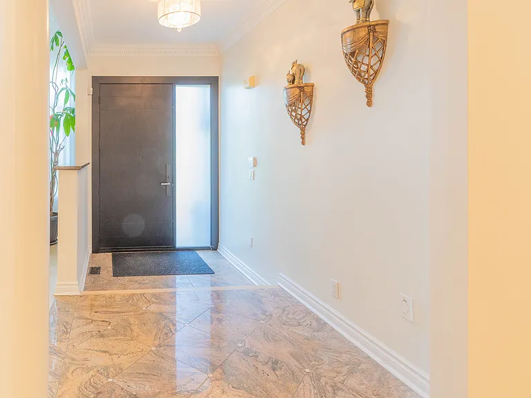 2 Farnham Dr — Photo 2