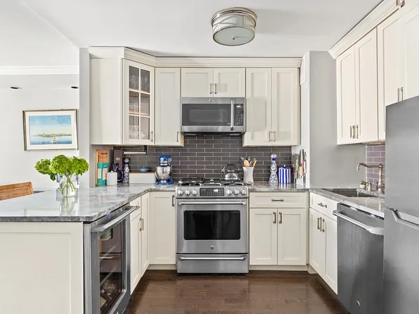 201 East 25th Street image 1 of 7