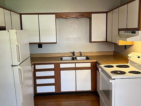2nd image of 830 E College St #C