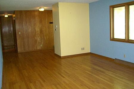 4th image of 327 S Woodland Dr