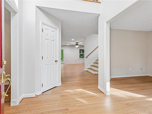 5th image of 208 Silver Fox Trce