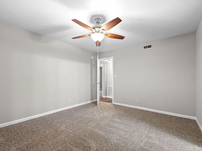 Northeast Dr -3884 — Photo 37