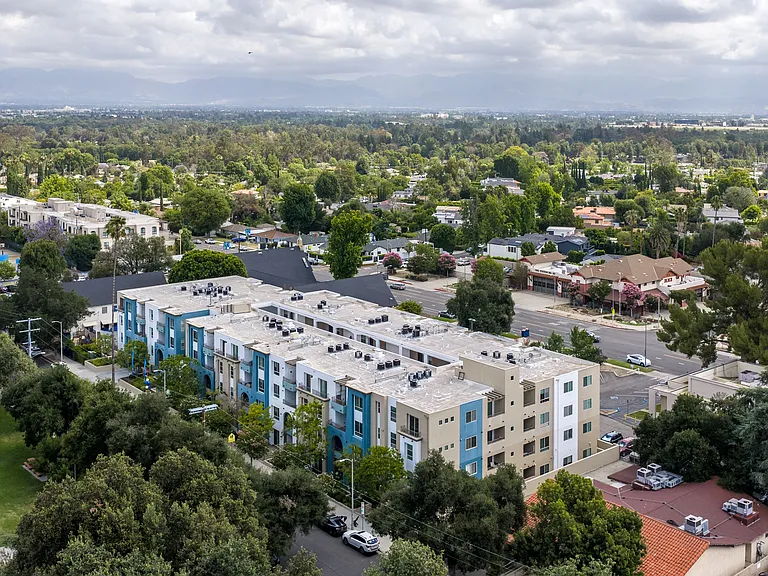 Oasis at Lake Encino — Photo 26