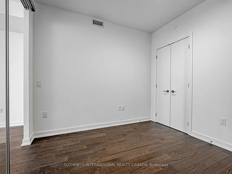 357 King St W #806 — Photo 15
