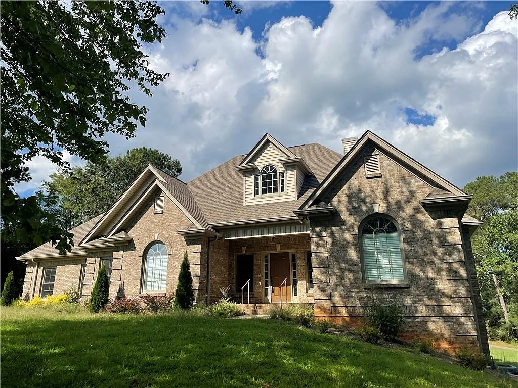 5 bed, 3.0 bath, 5476 sqft, $3,500 — Photo 1