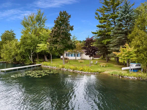 3535 S Sunrise Ln, Lake Leelanau, MI 49653