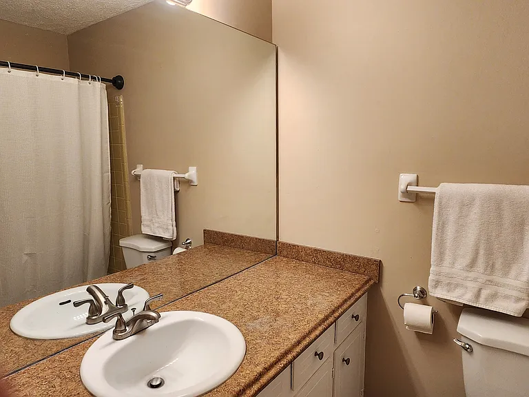 Full bath off the hallway.