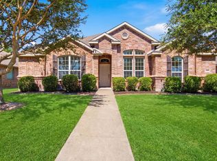 111 Timbershade Dr, Red Oak, TX 75154