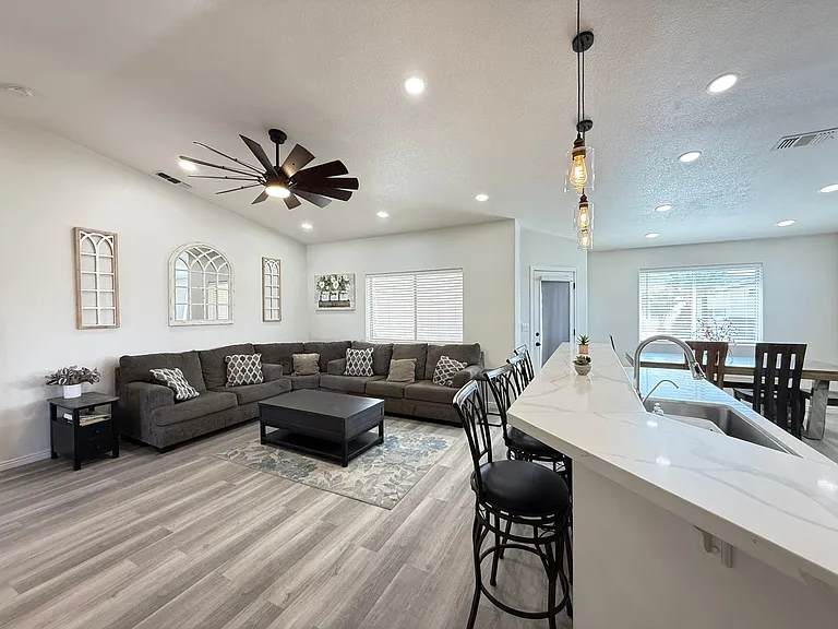 2725 Huntington Dr — Photo 4