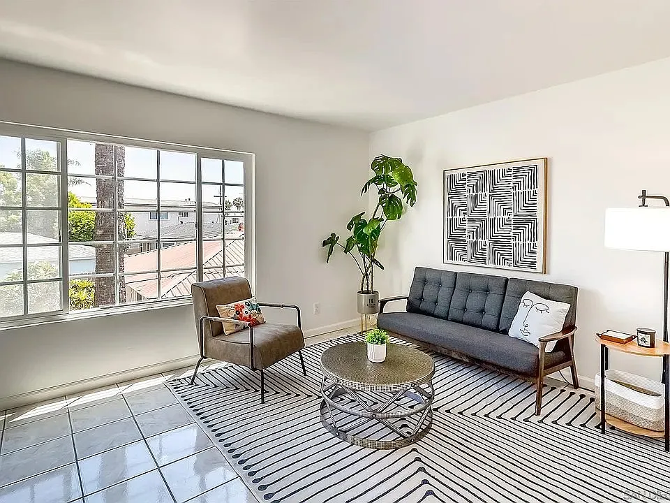 Move-in ready 1 bed, 1 bath condo with an updated interior — Photo 3