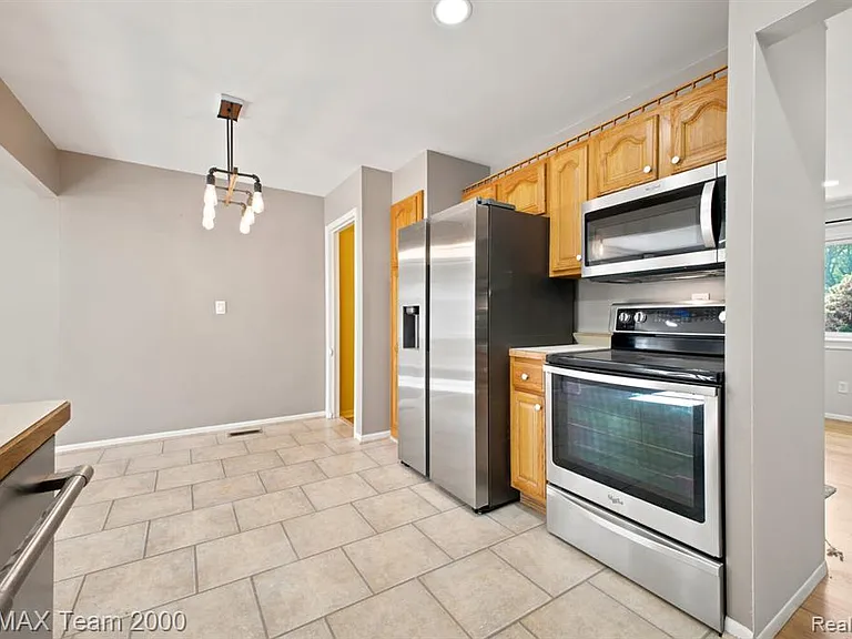 31906 Cambridge St — Photo 17