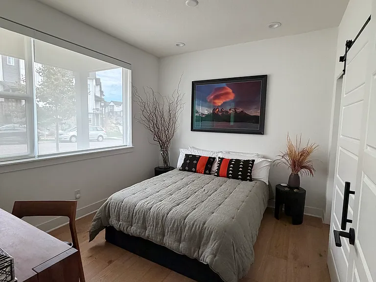 Guest bedroom with ensuite full bathroom