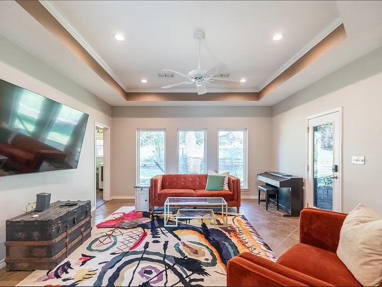 364 Alexandra Dr — Photo 12