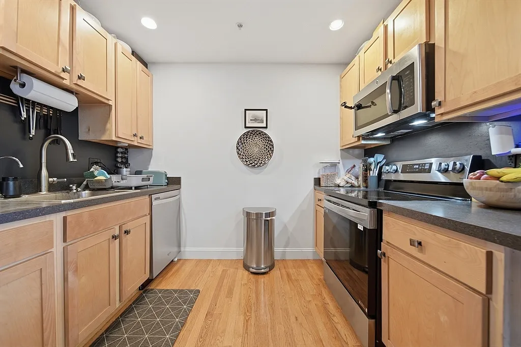 2 bed, 1.0 bath, 966 sqft, $2,300 — Photo 3
