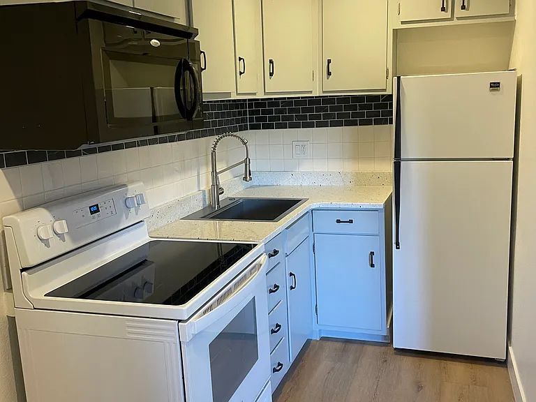 2428 Garmisch Dr #6 — Photo 3