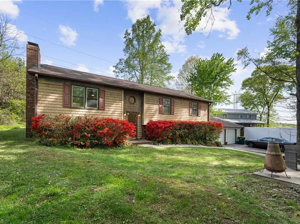 459 Forest Creek Dr, Winston Salem, NC 27107