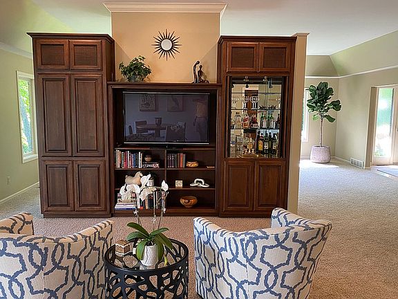 Entertainment Ctr w/Wet Bar