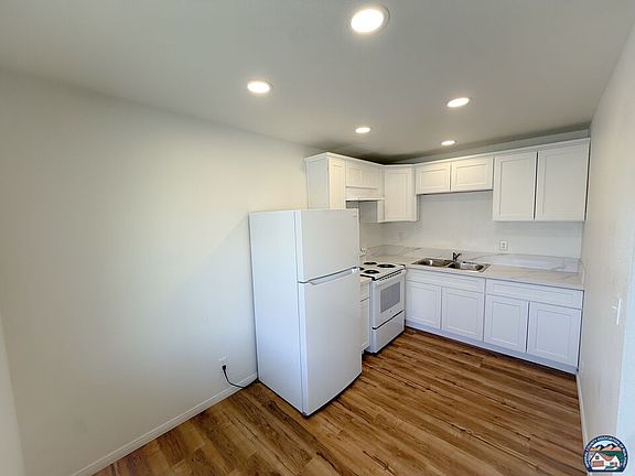 4th image of 912 E 4th St #5