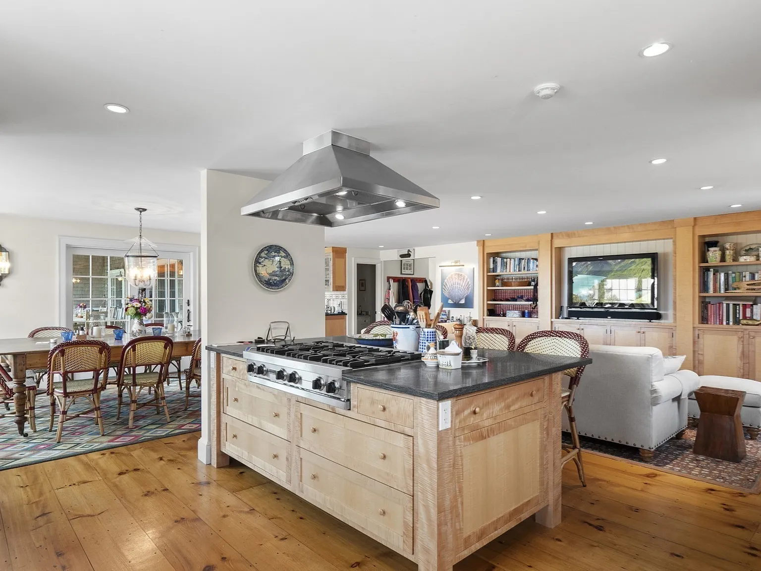 7 bed, 6.5 bath, 5804 sqft, $38,500 — Photo 4