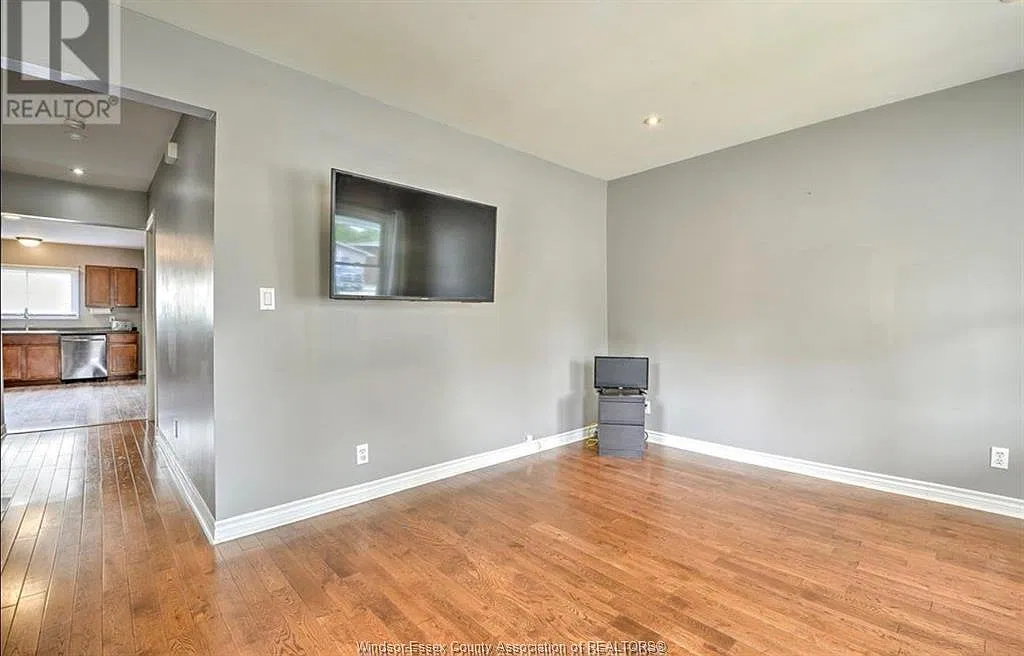 3 bed, $2,000 — Photo 4