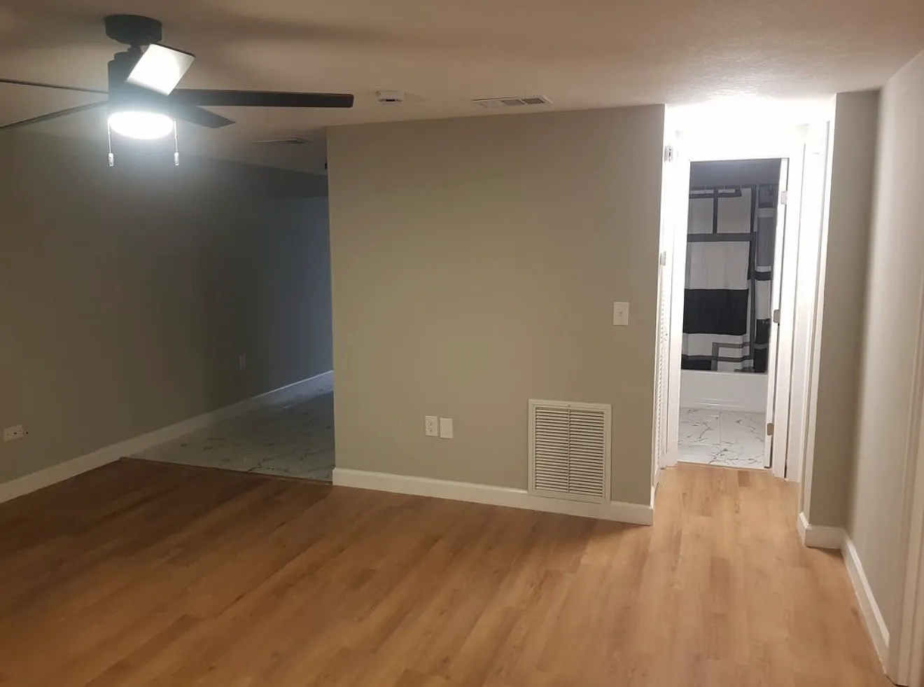 3 bed, 990 sqft, $2,100 — Photo 1