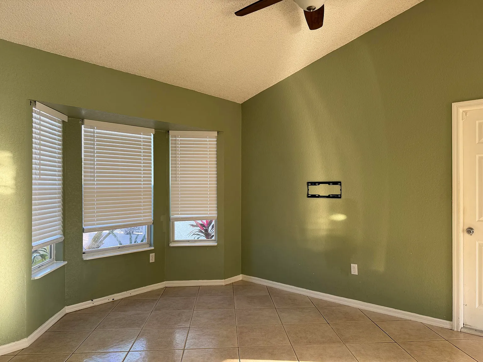 3 bed, 2.0 bath, 1186 sqft, $2,300 — Photo 2