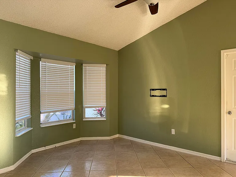 3802 SW Kocerik St — Photo 2