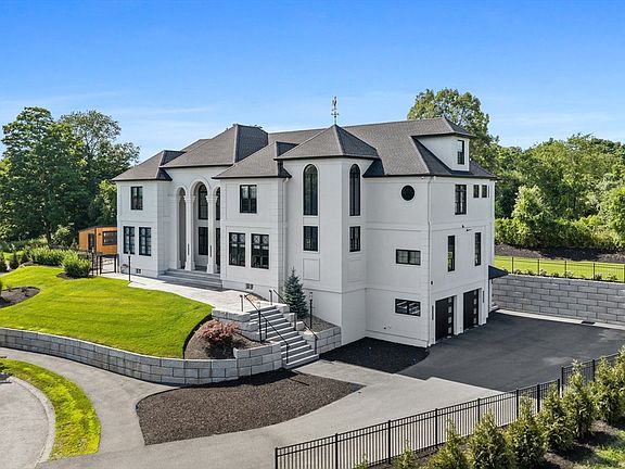 2nd image of 19 Bridle Spur Ln