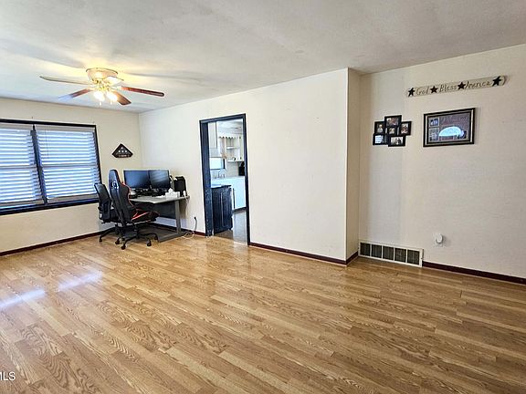 4th image of 1208 Perry Ln