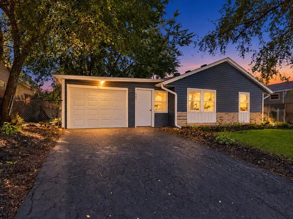 843 Navajo Dr, Carpentersville, IL 60110