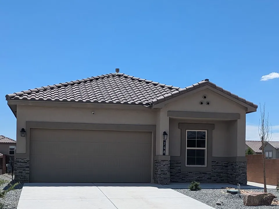 748 Amatista Loop SE