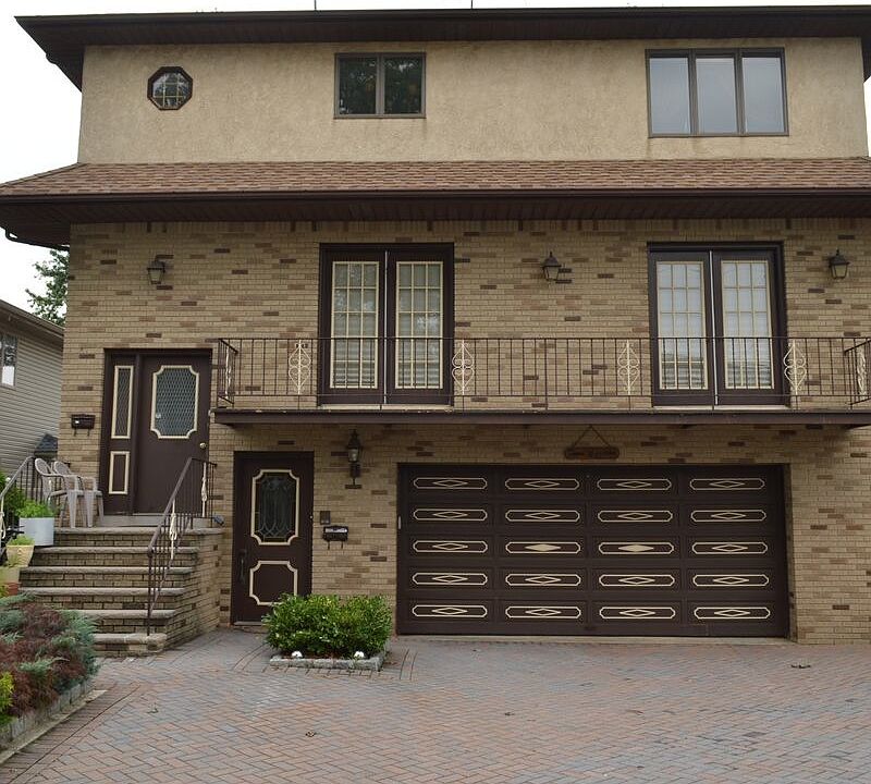 EXTRA LARGE HOME WITH BALCONY