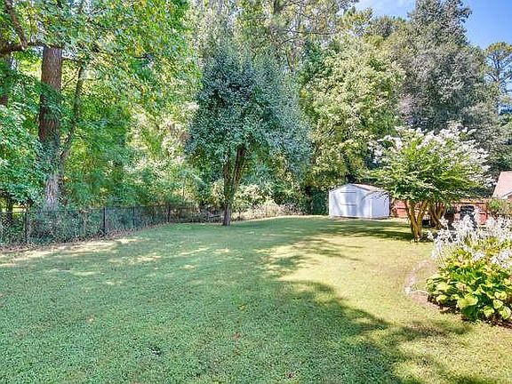 3rd image of 410 Sunnyside Dr