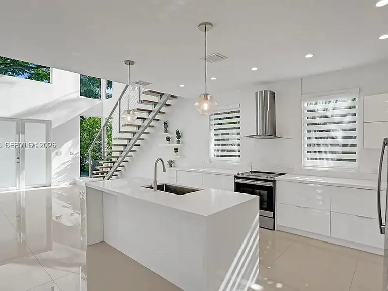 1547 Jackson St — Photo 17