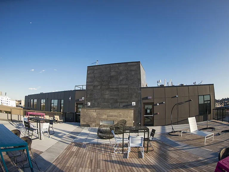 BLDG 89 — Photo 5