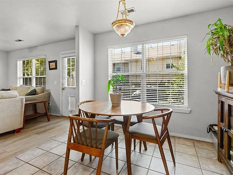 907 W Peachtree Dr — Photo 6