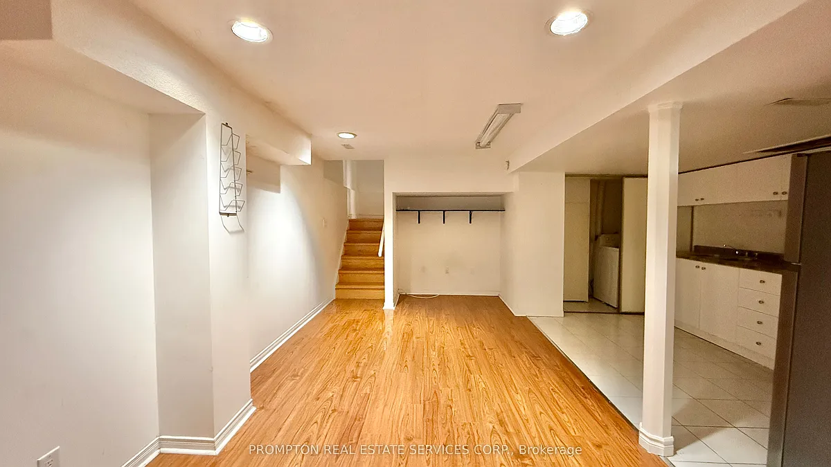 Building Photo - 235 Roxanne Cres